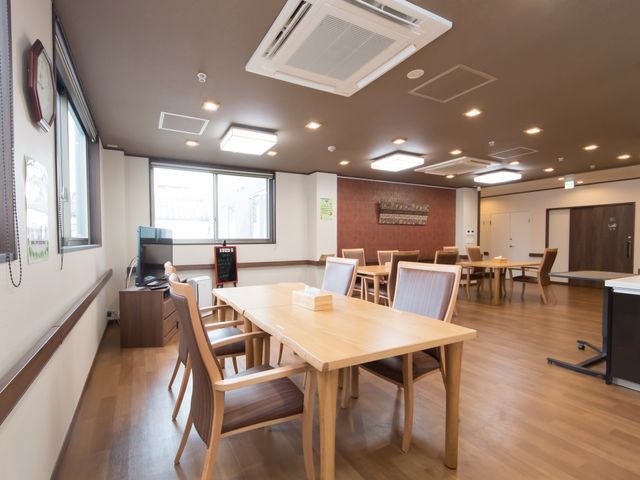 ゆったりとした共有スペース 共有スペース 天井が高く、光が差し込む広々とした食堂です。テーブルやいすも配置され、落ち着いた雰囲気の中でお食事をお楽しみいただけます。