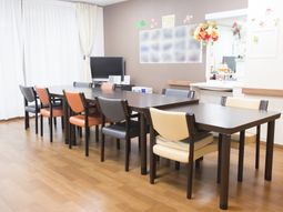 多様な椅子の食堂