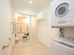 洗濯機と浴室のある空間