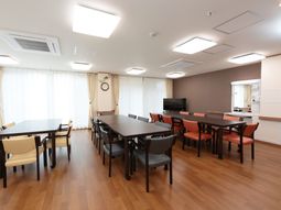 明るい食堂の内観