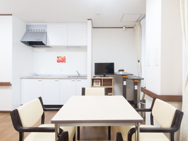 清潔な明るい居室 談話室 清潔感溢れる居室では、テーブルを囲んでのコミュニケーションも活発に。自分の時間を大切にしながら共有空間での交流も楽しめます。