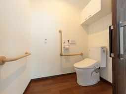 手すり付きのトイレ空間