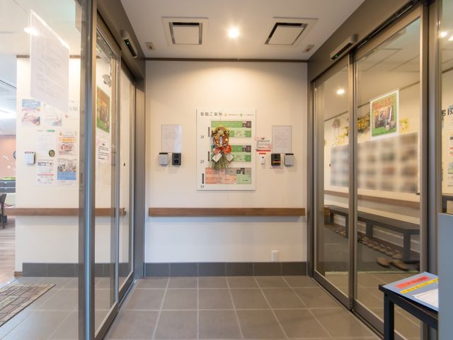情報掲示のある廊下 エントランス 各階の情報がまとめられた掲示板があり、スタッフや利用者のコミュニケーションに役立っています。明るく清潔な廊下は、働く環境としても快適です。
