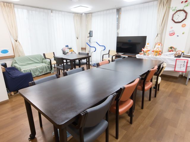 共用リビングの様子 食堂 広々とした明るい食堂は、業務を効率的に行える配置です。心地よい交流の場を提供しています。
