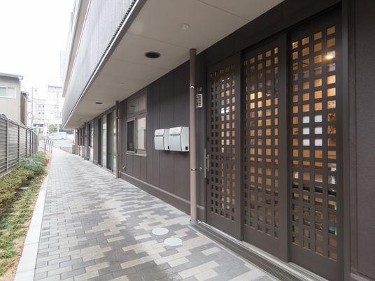 モダンな建物のエントランス
