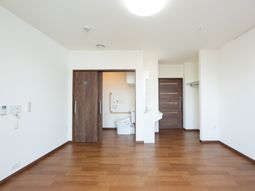 明るい居室の様子