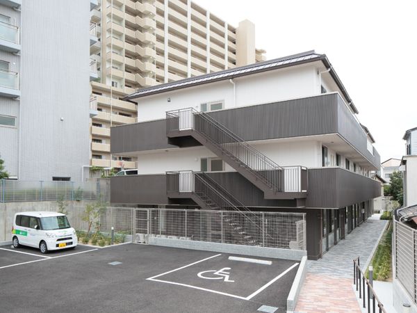 モダンな外観の建物