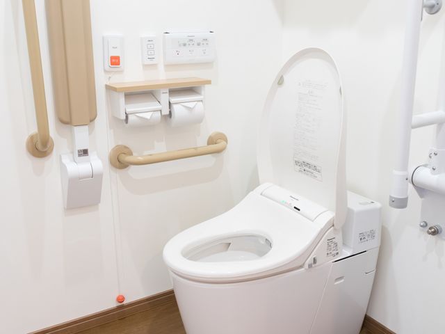 手すり付きの清潔なトイレ トイレ 安全に配慮された手すり完備のトイレです。安心してご使用いただける環境を整えています。