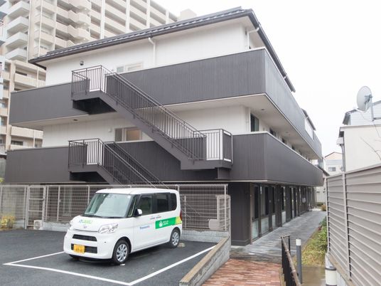 屋外駐車場がある施設外観