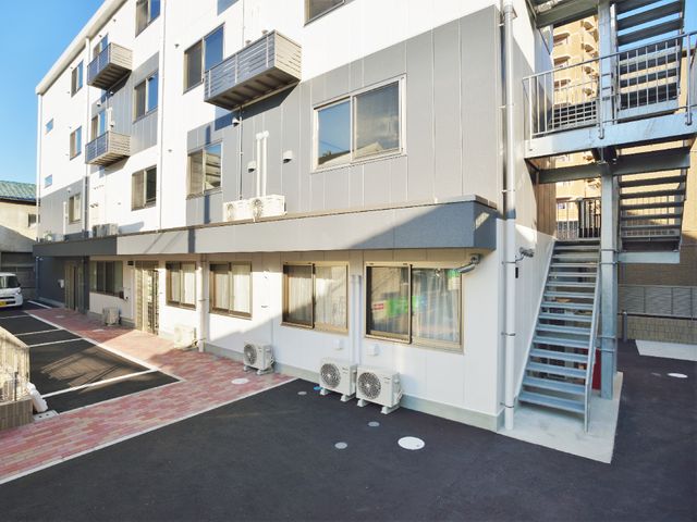 清潔な建物の外観 外観 きれいに整備された建物で、複数の出入り口やバリアフリーのアプローチが備わっているため、安心して業務を遂行できます。