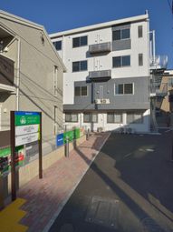 明るい日差しの建物外観