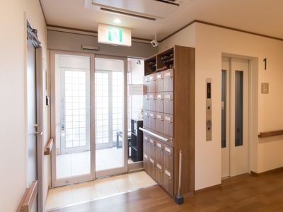 エントランスの明るい通路