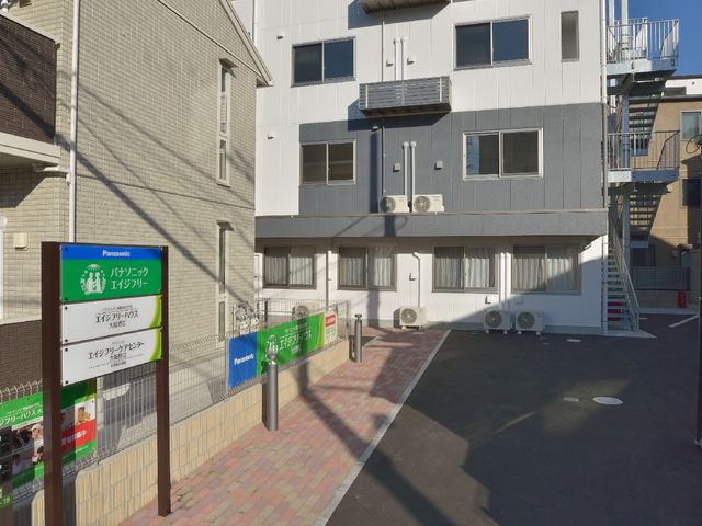 清潔感のある建物外観 外観 日差しが届く明るい環境にある建物です。近代的なデザインと清潔感が感じられ、訪れる方々を迎えるにふさわしい場所となっております。