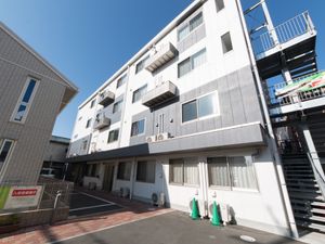 晴天の下の施設外観