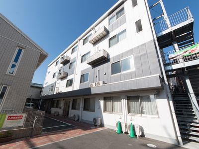 晴天の下の施設外観