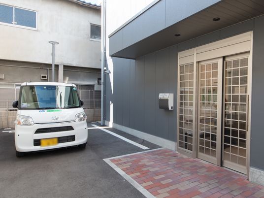 エントランスと車