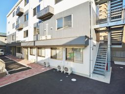 建物の外観と駐車場