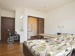 居室のベッドと車椅子