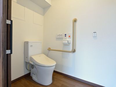 バリアフリー設計のトイレ