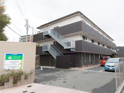 静かな街の建物外観