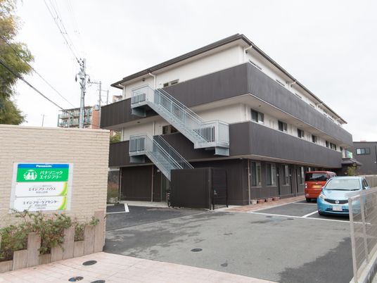 静かな街の建物外観