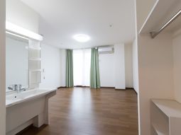 シンプルな洋室の一角