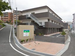 清潔な建物と駐車場