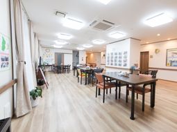 広々とした明るいダイニング