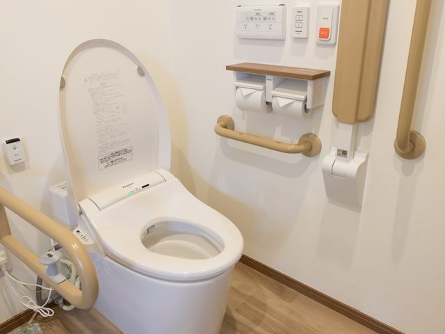 手すり付き洋式トイレ