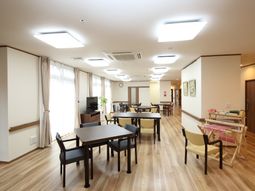 共用リビングの明るい空間