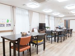 清潔感のある共有ダイニングルーム