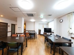 明るい食堂の様子