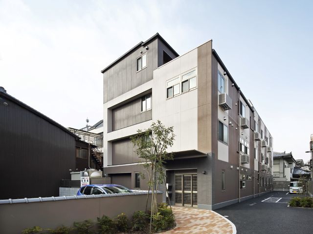 モダンな建物の外観 外観 シンプルかつモダンな外観を対象とした施設で、駐車場が広いため来訪者の利便性も高まります。