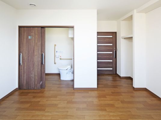 洋室とトイレの扉