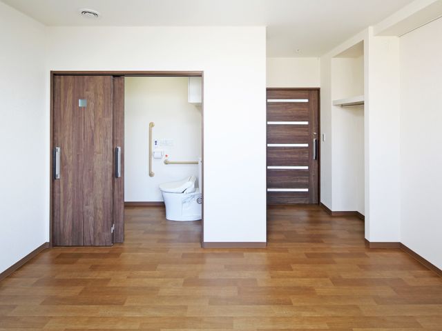 洋室とトイレの扉 居室 バリアフリー設計の居室です。床に段差がなく、洋室からトイレへも安心して移動できます。