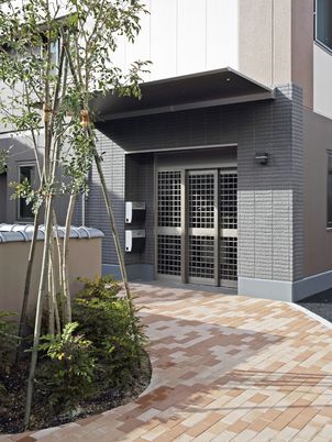 モダンな建物のエントランス