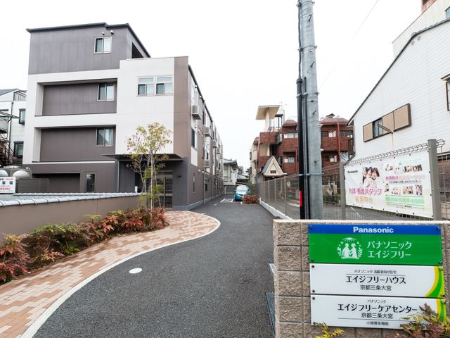 施設入口と案内看板 外観 清潔感のあるエントランスがお出迎え。安心してケアの仕事を始められる環境が整っています。