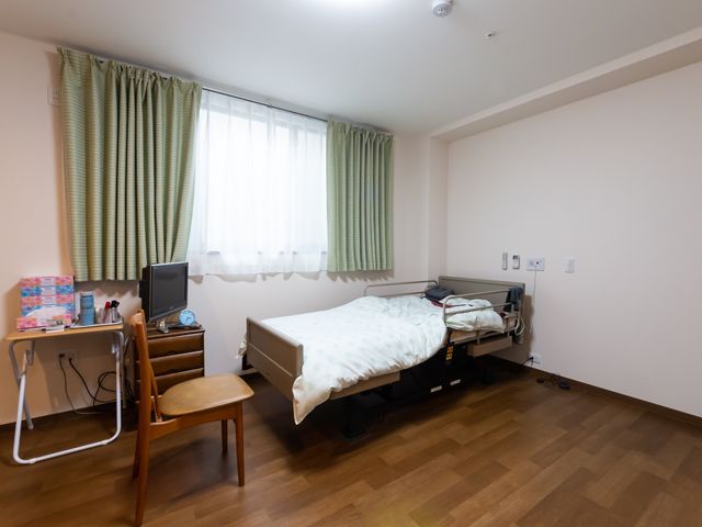個室の居室風景 居室 広々とした個室は、明るく落ち着いた色合いでまとめられており、快適な生活空間を提供しています。必要な家具が整い、ゆったりと過ごせる環境が整っています。