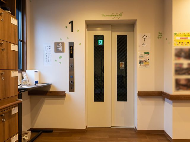 エレベーター前の廊下 エレベーター きれいに整備された廊下には、利用者の手助けとなる案内表示があり、移動も安心して行えそうです。