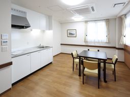 キッチンとダイニングテーブル