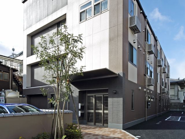 明るくきれいな建物外観 外観 整った環境に囲まれた建物前です。広々としたアプローチが印象的で、快適な職場環境が期待できる様子が感じられます。