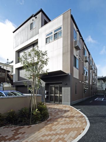 明るくきれいな建物外観 外観 整った環境に囲まれた建物前です。広々としたアプローチが印象的で、快適な職場環境が期待できる様子が感じられます。