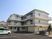 三階建ての明るい外観