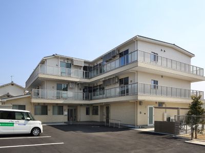 三階建ての明るい外観