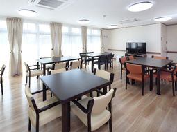 明るい共有ダイニングルーム