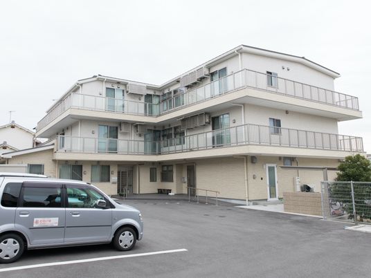多階層の明るい建物