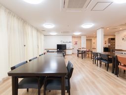 共有スペースの温かみある部屋