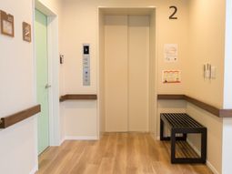 清潔な廊下エレベーター前