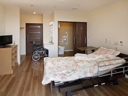 バリアフリーの明るい居室