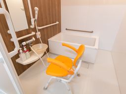 バリアフリーの明るい浴室